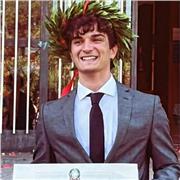 Laureato in Lingue e Letterature - Studi Interculturali impartisce lezioni di italiano per stranieri